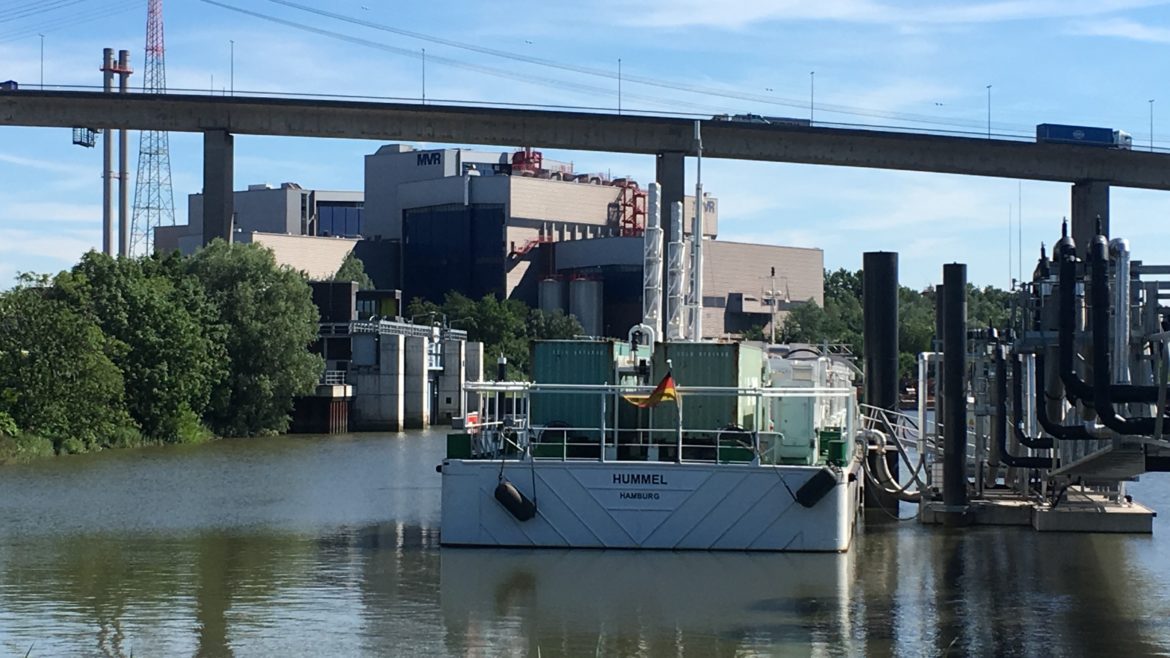 LNG-Barge zu Wasser