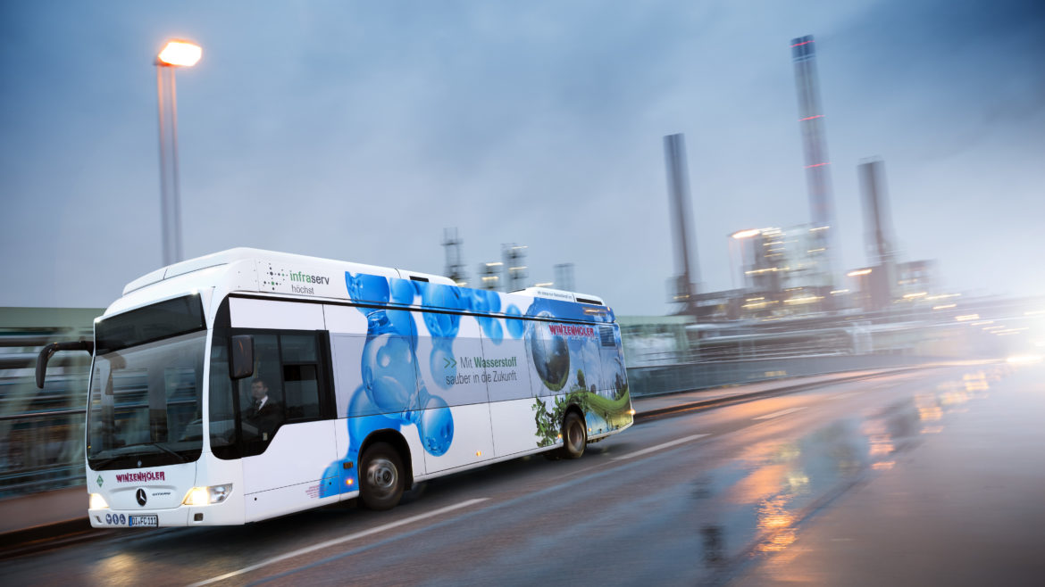 Wasserstoffbus während der Fahrt