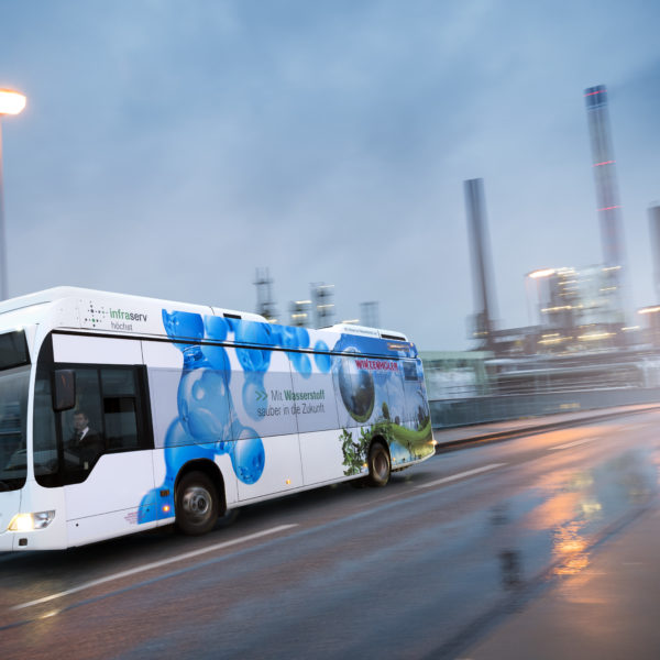 Wasserstoffbus während der Fahrt