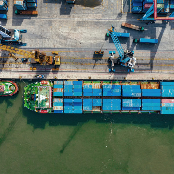 Containerschiff aus der Vogelperspektive