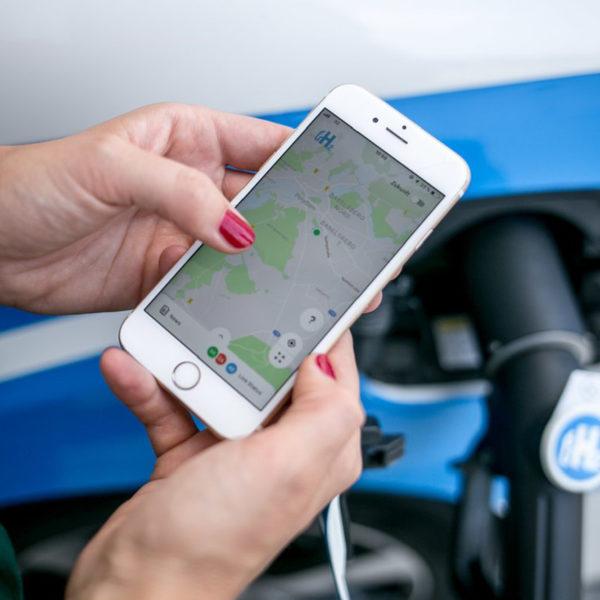 Portfolio Smartphone mit App zu Wasserstofftankstellennetz