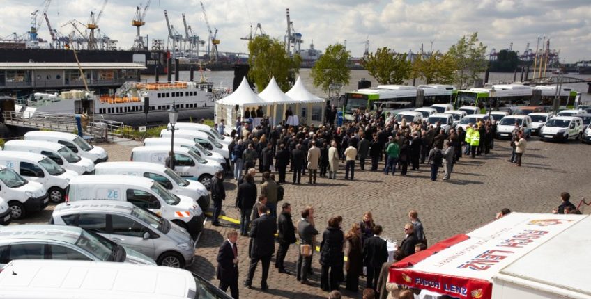 Menschen und E-Fahrzeuge am Hamburger Hafen