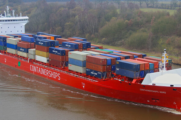 LNG Seeschiff mit Containern