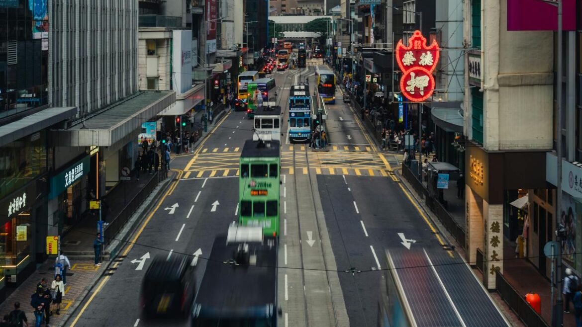 pexels-kemi-lo-292692392-31310121 Straße in China mit Gebäuden und Fahrzeugen